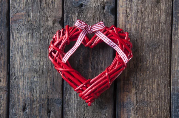 Dos Corazones Mimbre Rojo Sobre Fondo Marrón Madera Lazo Rojo — Foto de Stock