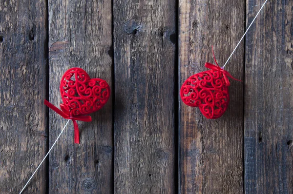 Pequeños Corazones Rojos Sobre Palo Blanco Sobre Fondo Madera Amor —  Fotos de Stock