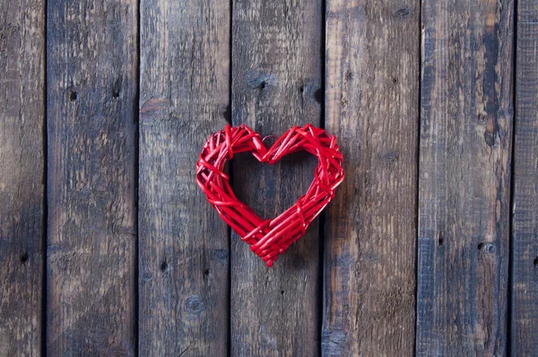 Corazón Mimbre Rojo Para Día San Valentín Sobre Fondo Madera — Foto de Stock