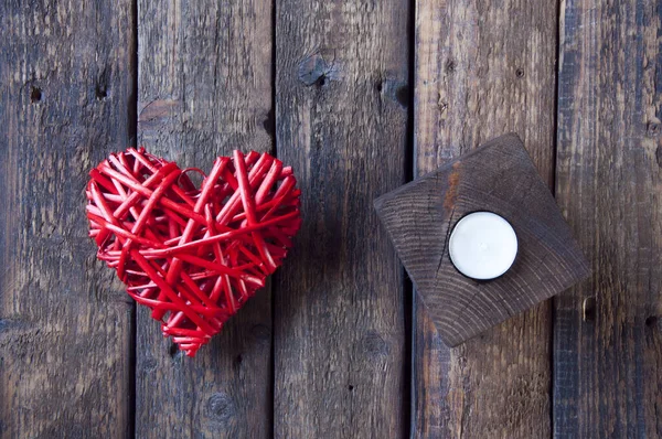 Corazón Mimbre Rojo Para Día San Valentín Sobre Fondo Madera — Foto de Stock