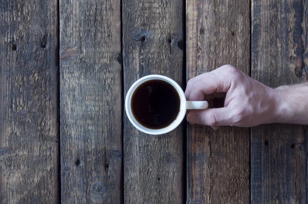 Mão Homem Segura Uma Xícara Branca Com Chá Café Uma — Fotografia de Stock
