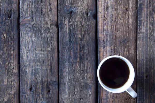 テーブルの上には紅茶やコーヒーの入った白いカップが置かれている 上からの眺め 木の背景 — ストック写真