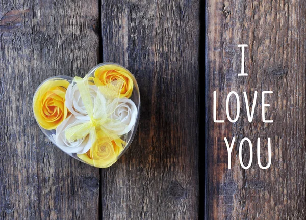 Žluté Bílé Květy Růže Tvaru Srdce Zabalený Dárek Láska — Stock fotografie