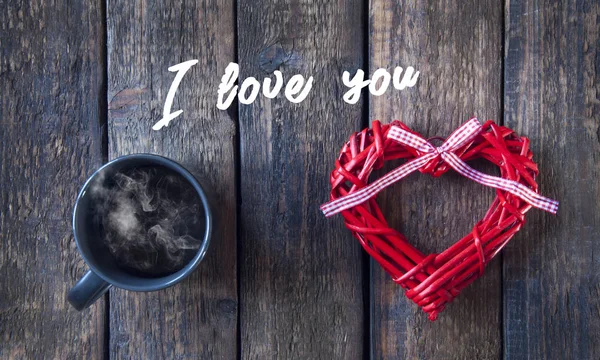 Červené Proutěné Srdce Valentýna Černý Šálek Čajem Nebo Kávou Dřevěném — Stock fotografie