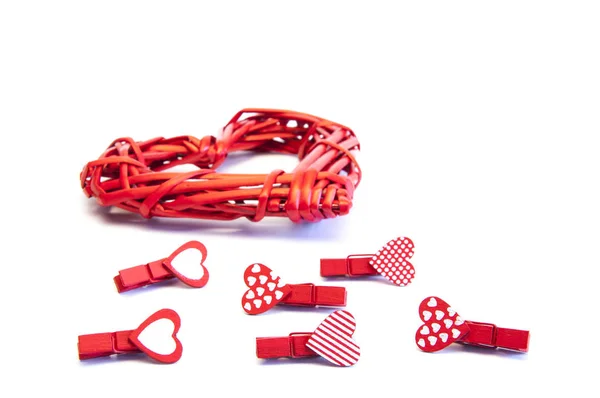 Pequenas Roupas Vermelhas Espinha Corações Grande Coração Vime Fundo Branco — Fotografia de Stock