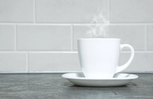 紅茶やコーヒーとホワイトカップ 青い大理石のスラブで 台所で — ストック写真