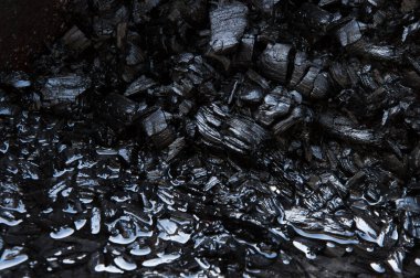 Kül. Kömür. Kömürleşmiş tahtalar. Yanmış ağacın dokusu.