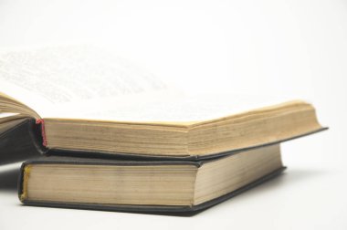 Açık kitap. Beyaz arka planda. Bir yığın kitap. Eski İncil