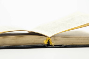Açık kitap. Beyaz arka planda. Eski İncil