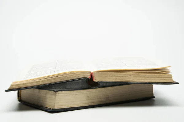 Nyitott Könyv Fehér Háttérrel Egy Halom Könyvet Régi Biblia — Stock Fotó