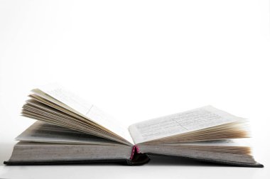 Açık kitap. Masanın üzerinde. İncil. Kutsal kitap..