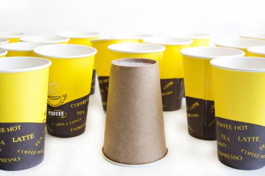 Tek kullanımlık gözlükler. - Kahve. Gazete. Özellikle dikkat çekiyor. Beyaz bir arkaplanda.