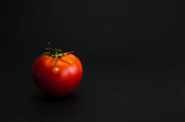 Tomate Vermelho Com Uma Coluna Verde Fundo Preto — Fotografia de Stock