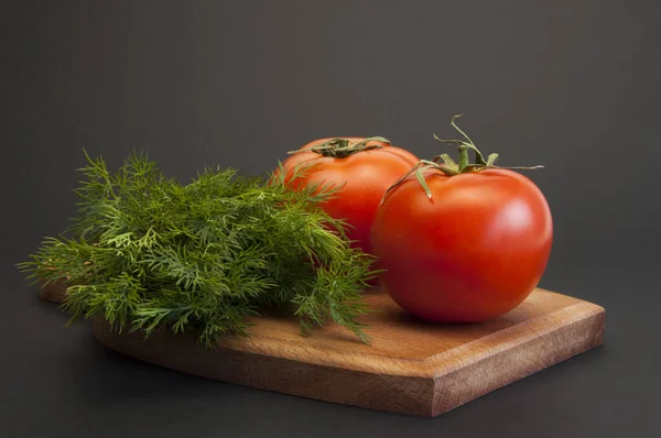 Tomates São Vermelhos Endro Fresco Fundo Preto — Fotografia de Stock