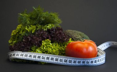 Vejetaryen yemeği. Ölçüm bandı. Kilo vermek için motivasyon. Uygun beslenme