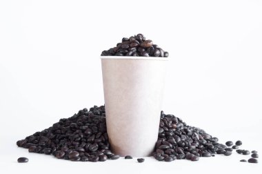 Fasulyeli kahve. Kahveli kağıt bardak. Beyaz arkaplanda.