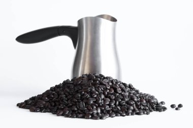 Fasulyeli kahve. Bir yığın kahve çekirdeği. Kahve yerine metal Türk. Beyaz arkaplanda