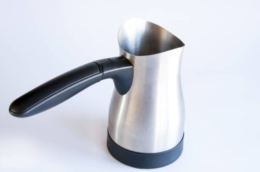 Metal için Türk kahvesi. Elektrikli taret. Beyaz arkaplanda.