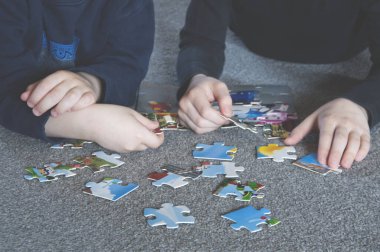 Bulmacaları topluyor. Yavrum. Yerde yatıyordu..
