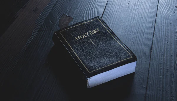 桌上有一本圣经 圣经上 — 图库照片