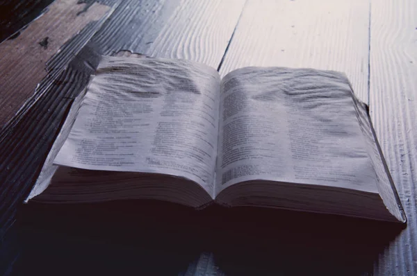 Open Boek Tafel Bijbelboek Oppervlakte Hout — Stockfoto