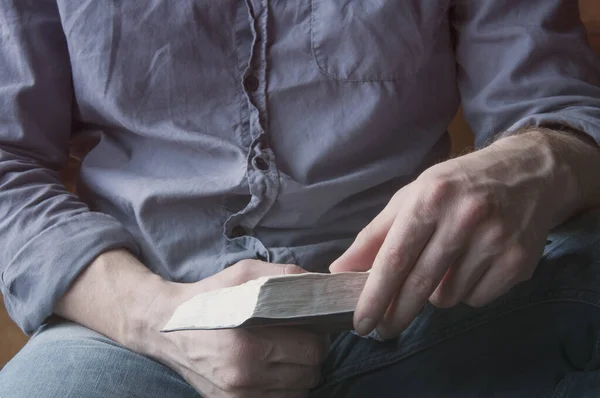 手に聖書の本 ある男が聖書を読んでいる — ストック写真