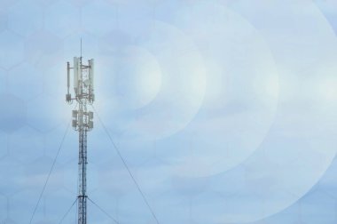 Telefon kulesi. Mobil anten radyo anteni. İnternet ekipmanları.