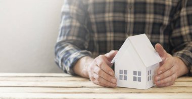 Kağıt ev. Ev güvenliği ve koruma satın alma kavramı. Evi koruma altına alın..