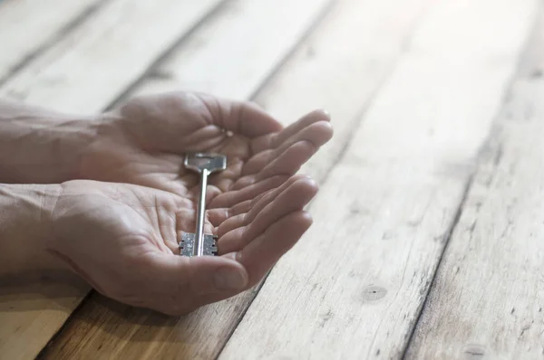 Türschlüssel Der Hand Der Schlüssel Zum Haus — Stockfoto
