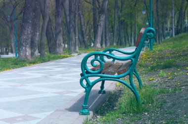 Eski park bankında. Spring City Parkı