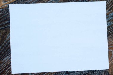 Tahta masadaki boş kağıt..