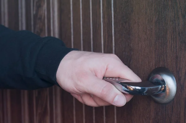 Mano Sostiene Picaporte Abre Puerta — Foto de Stock