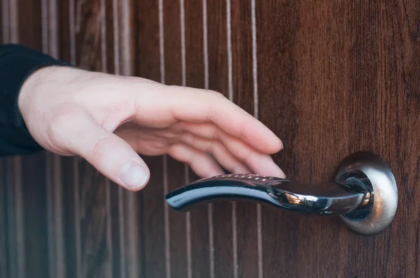 Mano Sostiene Picaporte Abre Puerta — Foto de Stock