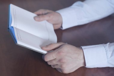 Bir iş adamının elinde açık bir defter..