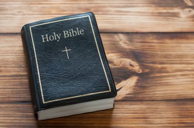 Ahşap bir masada İncil. Tanrı aşkına. Tanrı 'nın sözleri