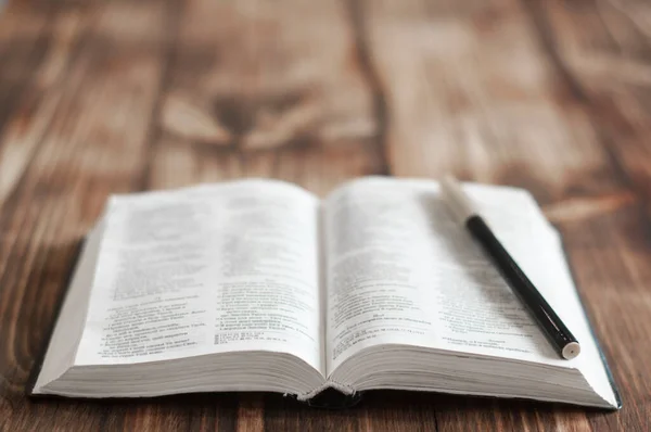 Biblia Aberta Uma Mesa Madeira — Fotografia de Stock
