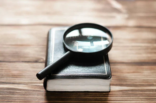 Biblia Cerrada Sobre Una Mesa Madera Lupa Encuentra Biblia — Foto de Stock