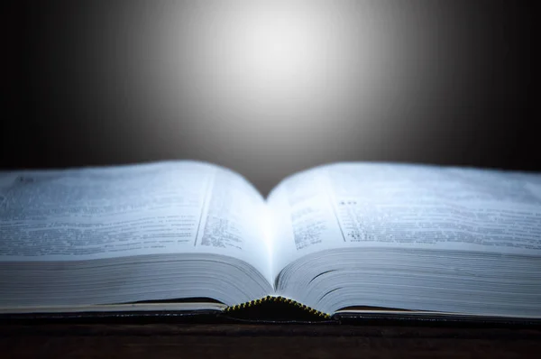 Een Open Bijbel Het Donker Licht Valt Bijbel — Stockfoto