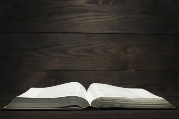 Otevřít Bibli Dřevěném Pozadí — Stock fotografie