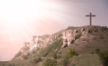 Calvary Dağı 'nda İsa' nın Haçı. Gökyüzünden gelen ışık