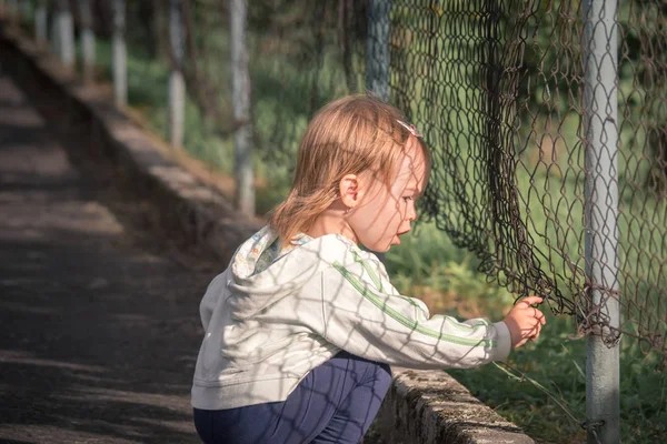 Little sad girl in poor city — Stock Photo, Image