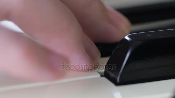 Chica jugando en los dedos de piano de mano primer plano 4K — Vídeo de stock