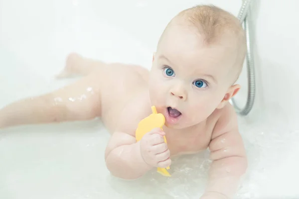 Baby boy playing in bathtub — Stock Photo, Image