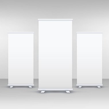 Üç standee veya rollup banner görüntü mockup