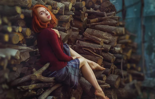 Porträt der schönen rothaarigen Mädchen i in einem warmen Pulli sitti — Stockfoto