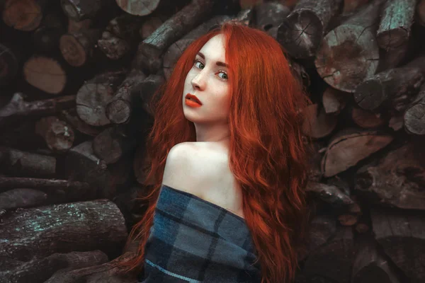 Güzel redhaired kız portresi ben sıcak kazaklı. Llogs — Stok fotoğraf