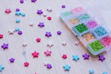 Boncuklar, aksesuarlar, el yapımı takı kutuları