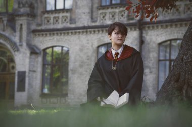 Kız Sihirbazı açık, okuma kitabı. Cosplay