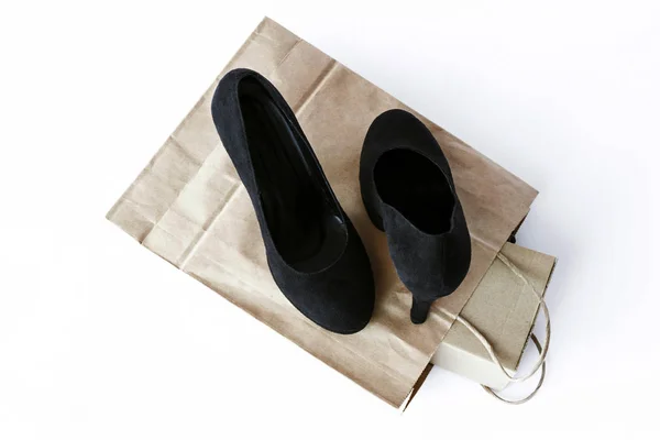 Neue schwarze Damenschuhe mit hohen Absätzen auf der Verpackung. Ansicht von oben — Stockfoto