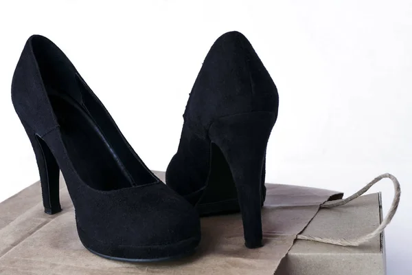 Yeni siyah kadın yüksek topuk ayakkabı kutusu — Stok fotoğraf